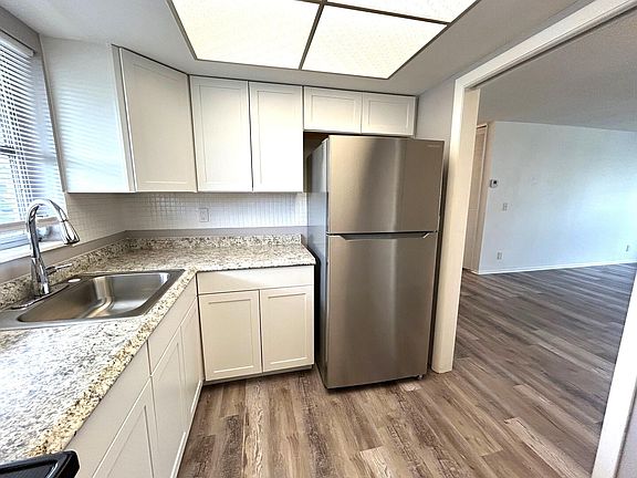 5th image of 2511 Barkley Drive W #C