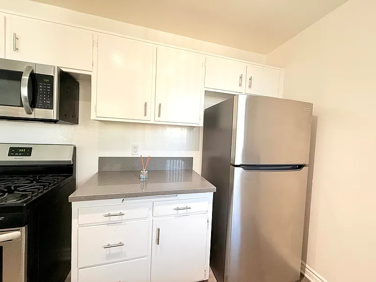 1029 N. Ardmore Avenue — Photo 10