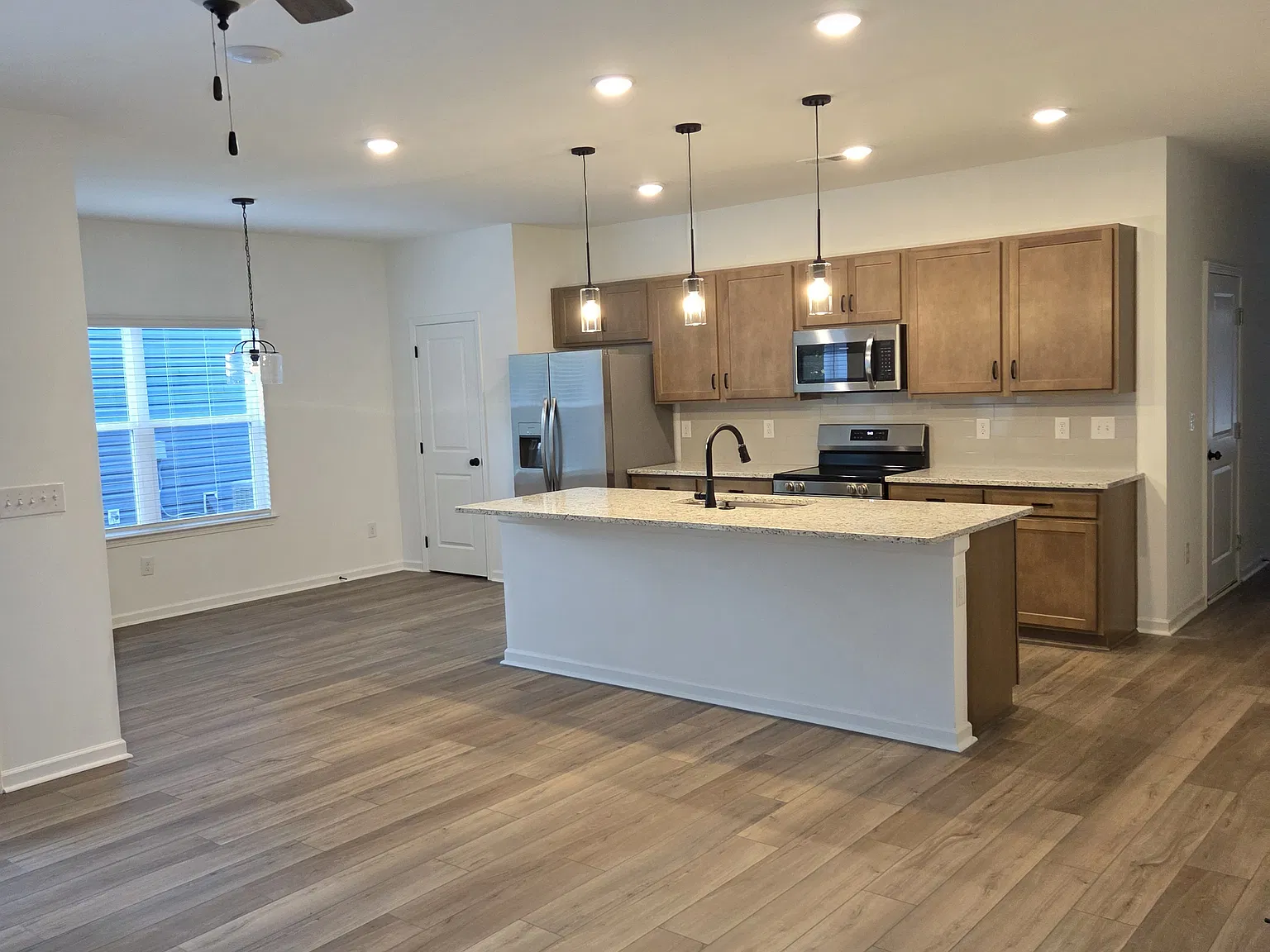3 bed, 1933 sqft, $2,000 — Photo 3