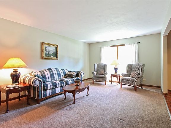 3rd image of 702 W Peregrine Dr