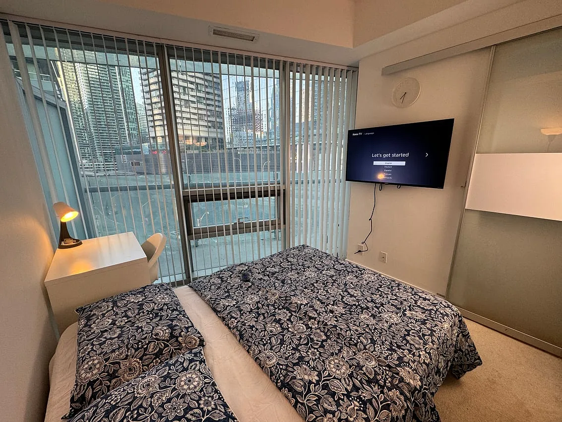 Deluxe Room - York St & Bremner Blvd — Photo 3