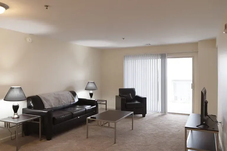 4 bed, $1,500 — Photo 1