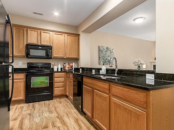 3rd image of 484 Westgreen Ln