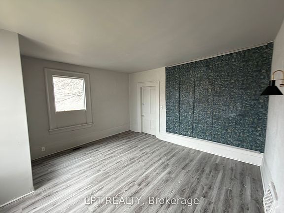 4th image of 37 Elizabeth St N
