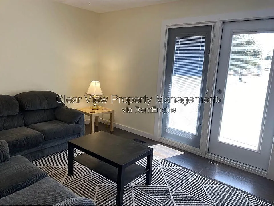 3 bed, 1.0 bath, $1,749 — Photo 1
