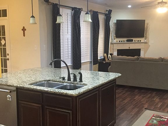 3rd image of 924 Hugh Ln
