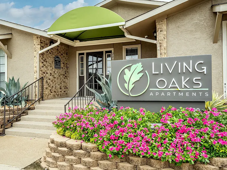 Living Oaks Apartments — Photo 11