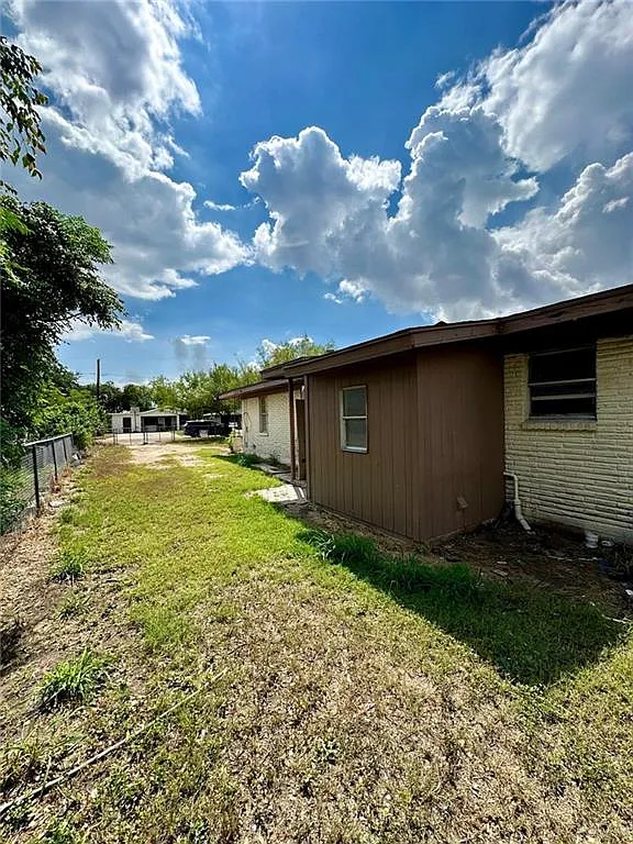 3 bed, 2.0 bath, 1091 sqft, $1,000 — Photo 4