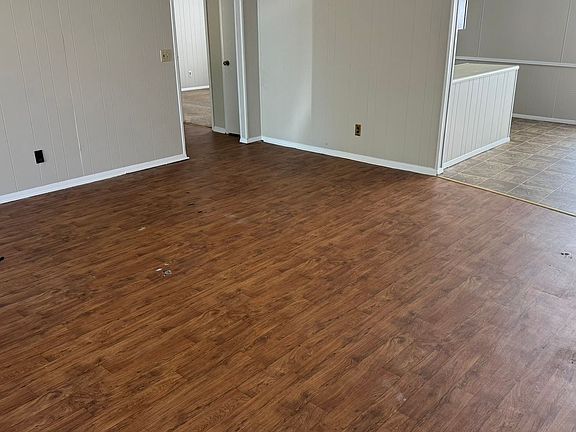 3rd image of 995 Live Oak Dr