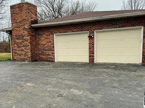 Spacious 2.5 Car Garage
