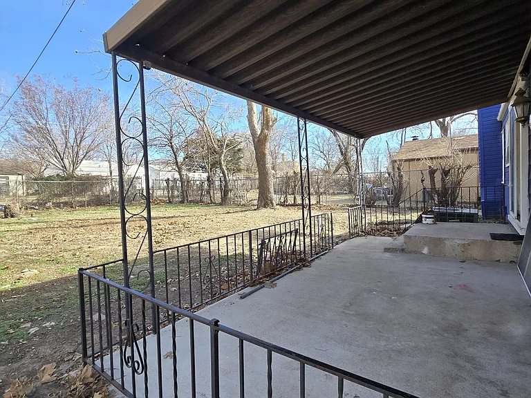 1928 N Volutsia Ave — Photo 36
