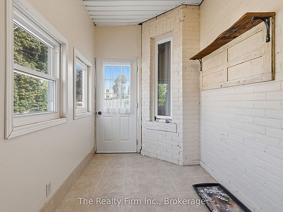 3rd image of 17 Douglas St