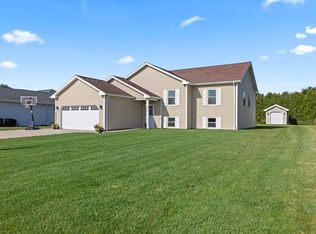 127 Amanda Ct, Mukwonago, WI 53149