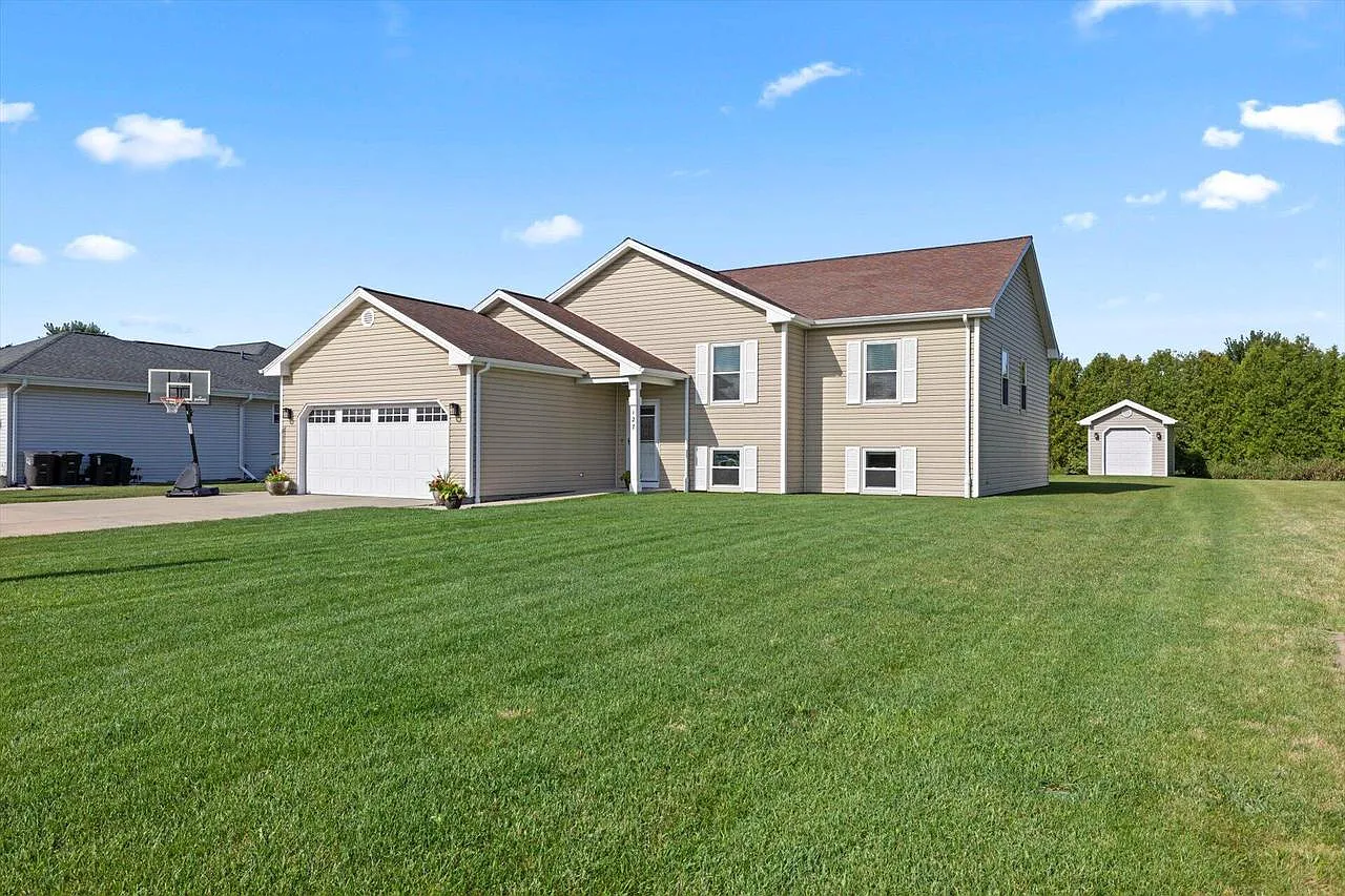 127 Amanda COURT photo 1