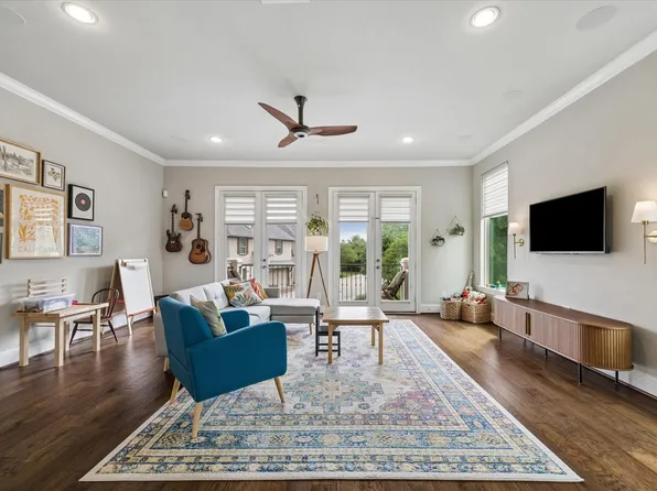 1018 Shepherd Oaks Dr, Houston, TX 77018