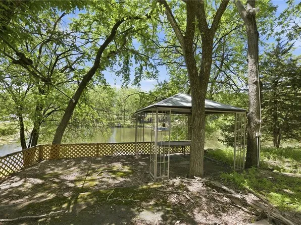 5 Moose Ln, Mound City, KS 66056