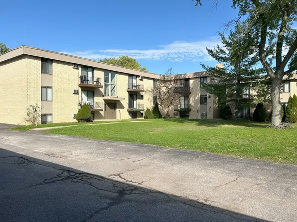 Maple Heights - 1 Bedroom - Covered Parking, 15312 Maple Park Dr, Maple Heights, OH 44137