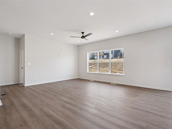 5th image of 225 Chadwick Ln