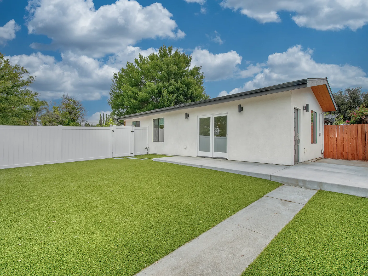 2 bed, 800 sqft, $3,200 — Photo 1