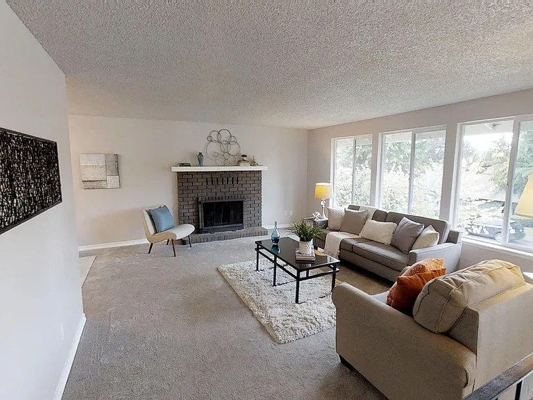1512 Dayton Ct NE — Photo 2
