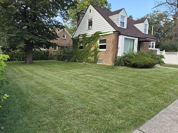 3rd image of 1493 Forest Ave
