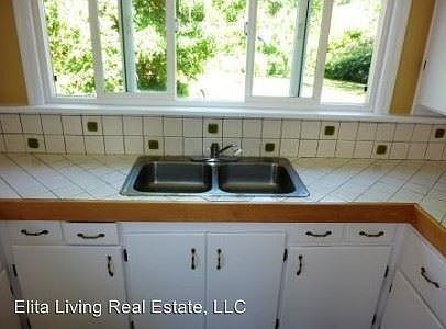 5th image of 12042 Phinney Ave N #S