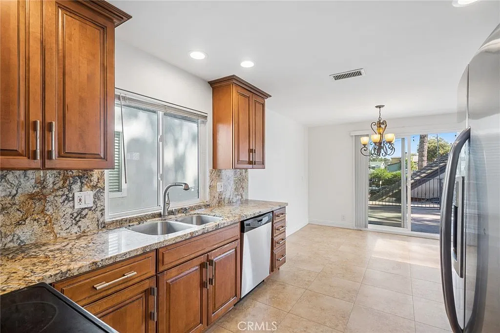 2 bed, 1100 sqft, $4,950 — Photo 2