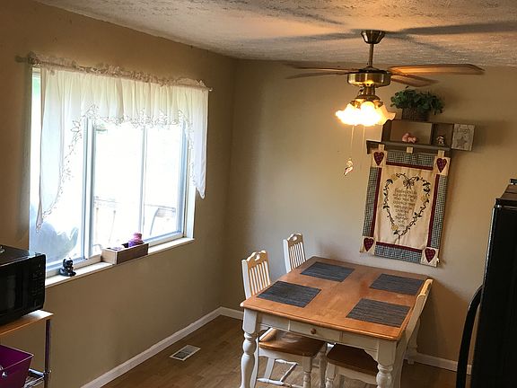 Dining/kitchen