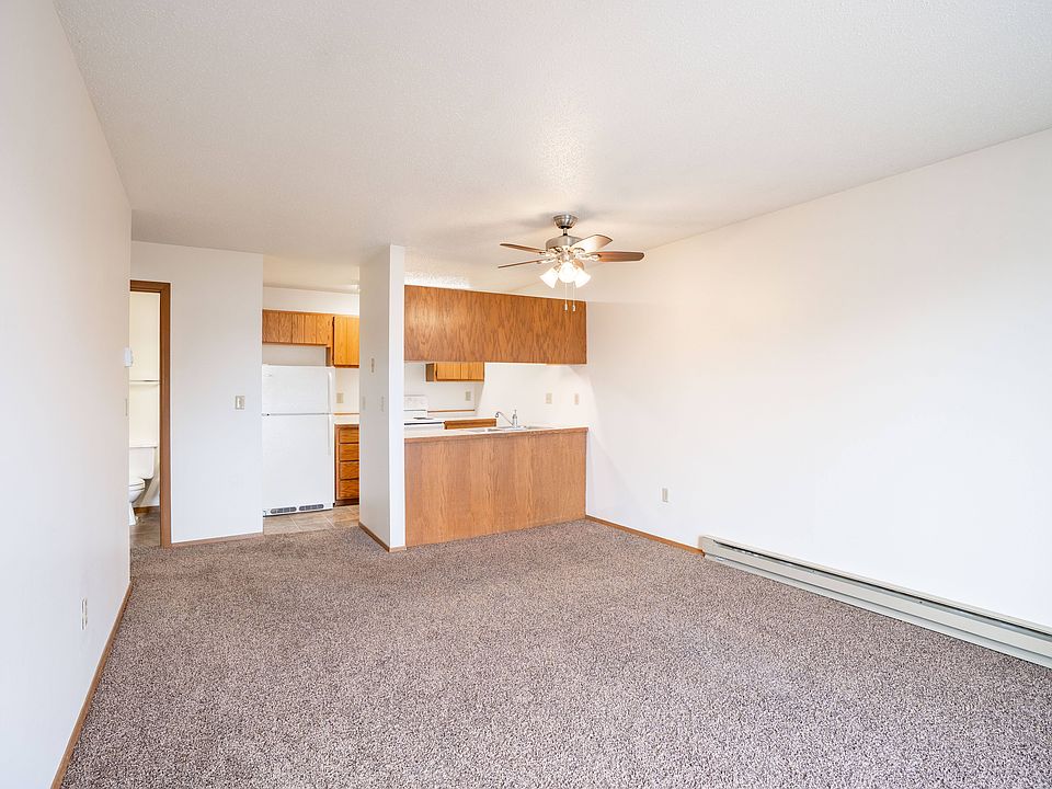 Fargo, ND Hawthorn Apartments | 11A | Living