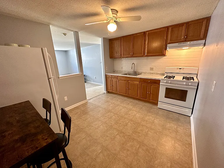 549 Pine St #17 — Photo 5