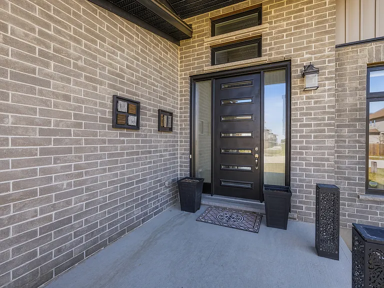 1615 Sandridge Ln — Photo 3