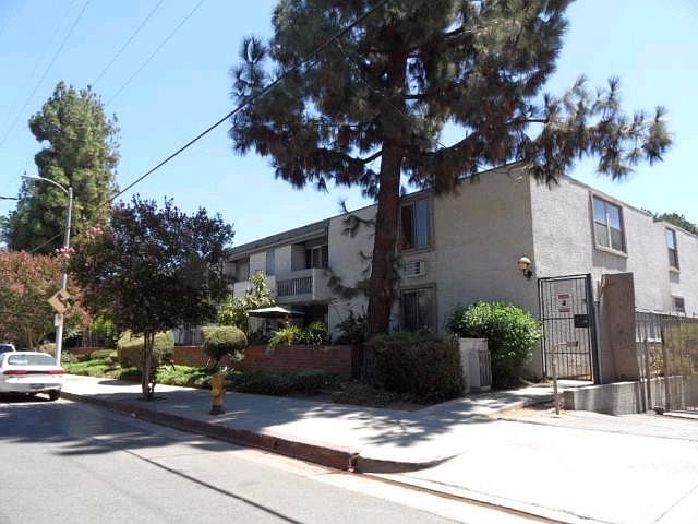 2nd image of 18620 Hatteras St Unit 102