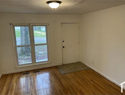 320 Cameron Rd — Photo 5
