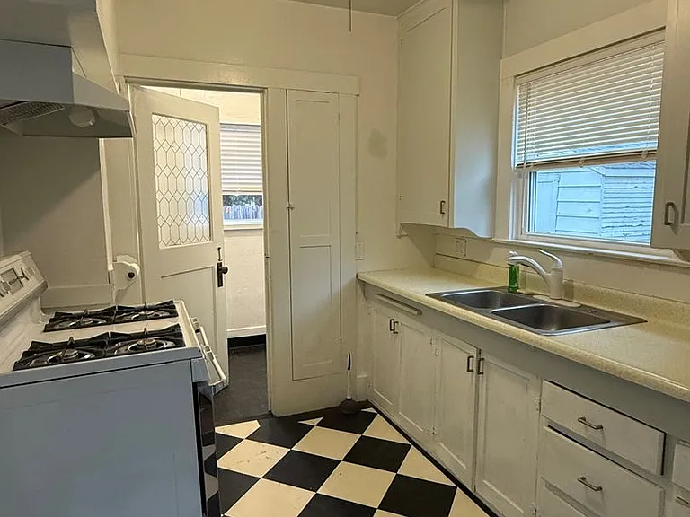 1813 Beverly Way — Photo 29