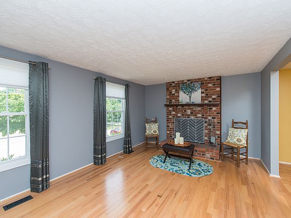 3rd image of 495 Margaret Ln
