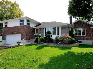 13 Birchwood Ct E, Syosset, NY 11791