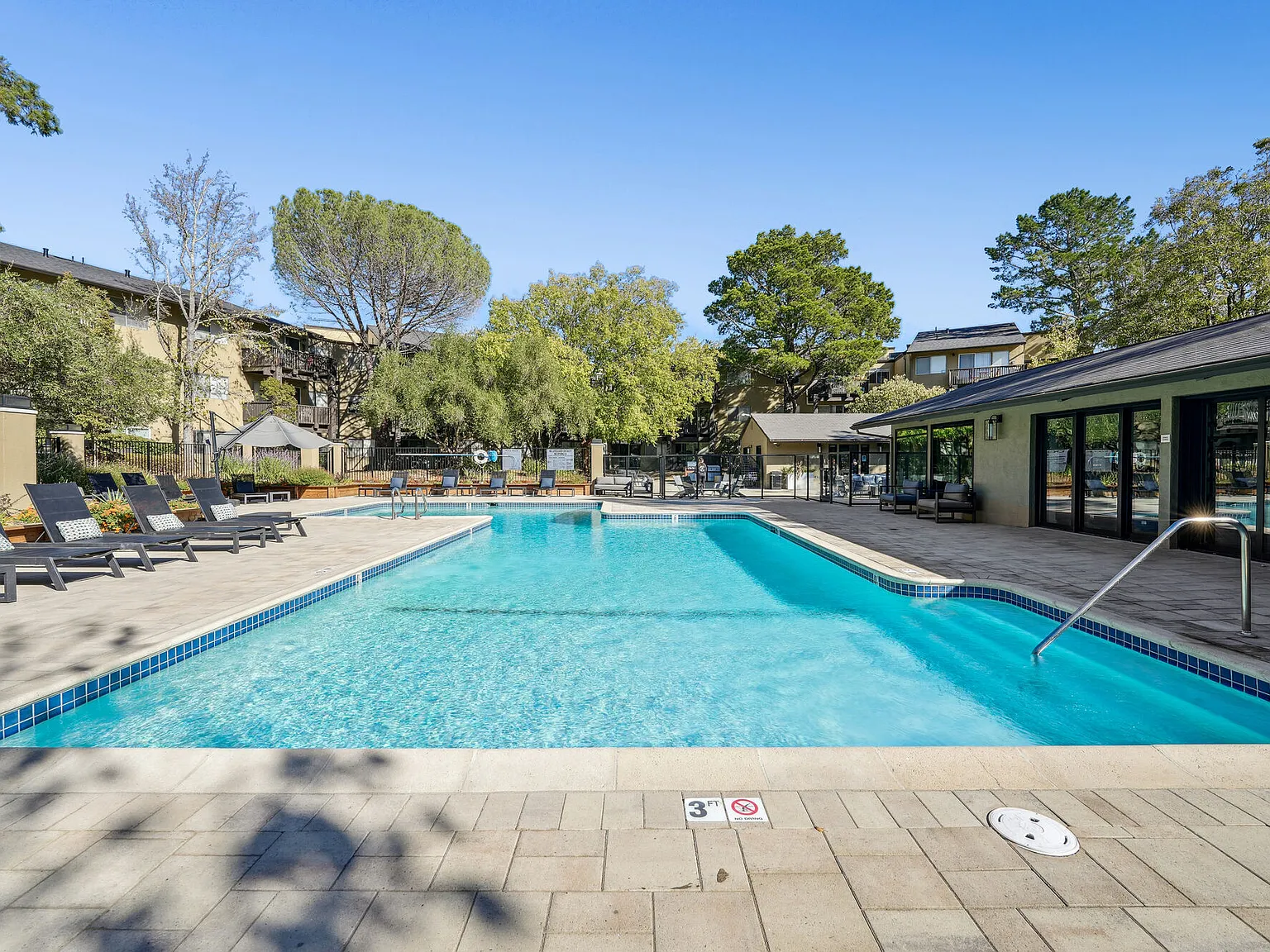 Skylark Apartments — Photo 1