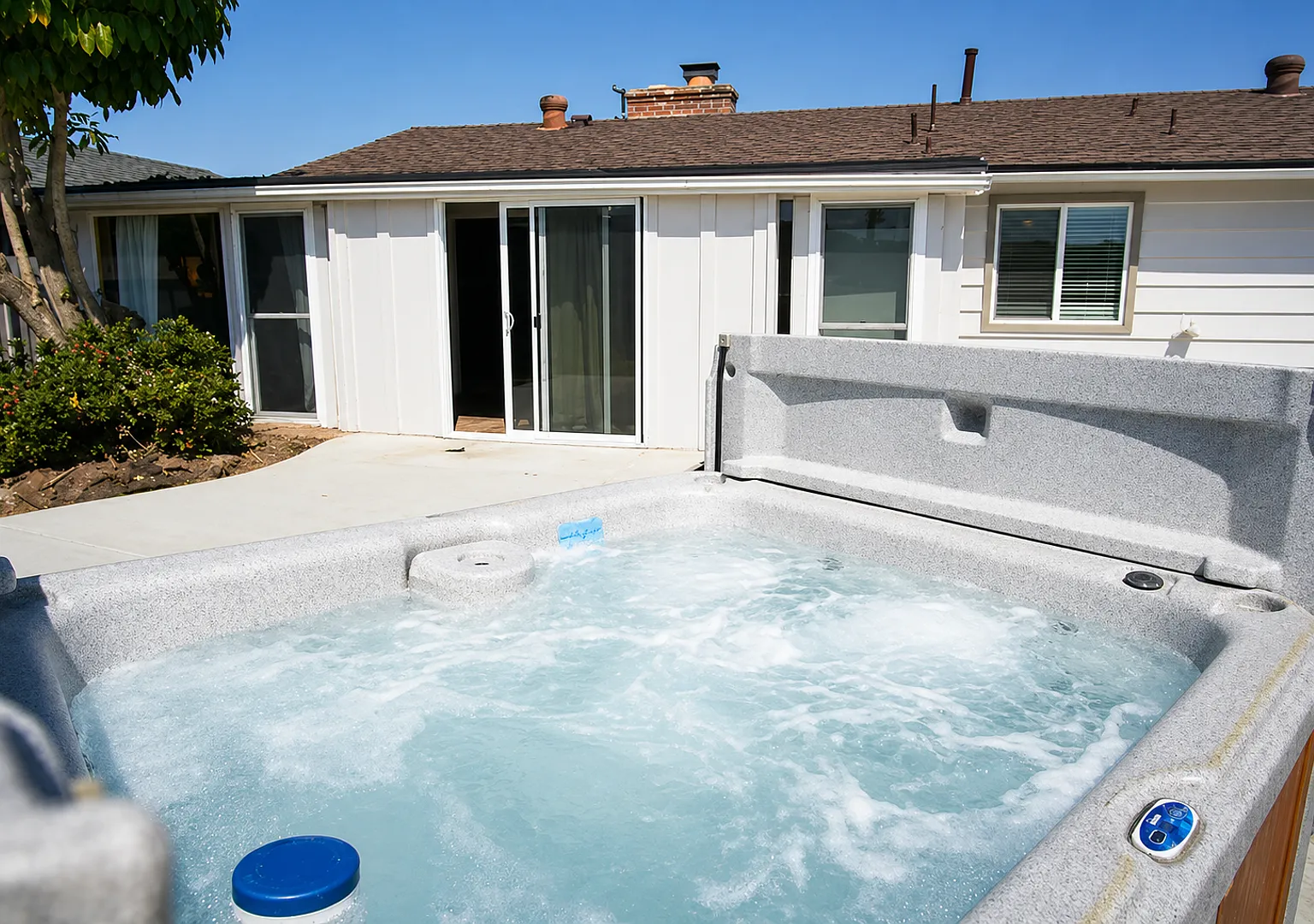 Jacuzzi!! Massive 5 Bed 3 Bath Home On 63rd — Photo 1