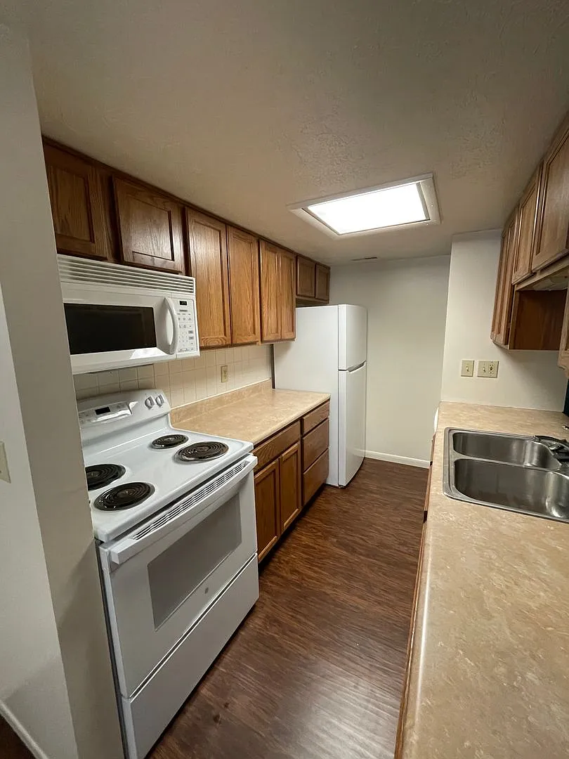 Adams Earl-900 N 21st — Photo 1