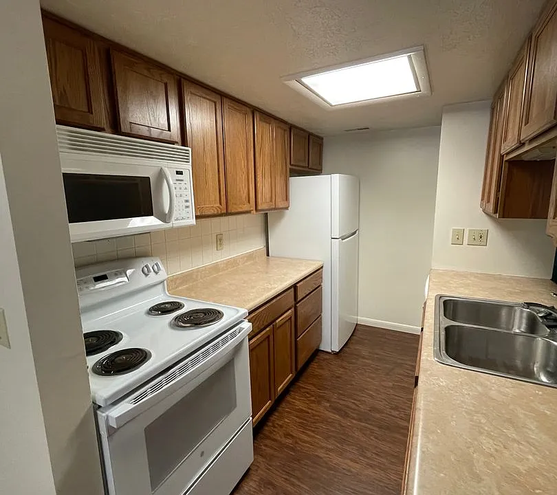 Adams Earl-900 N 21st