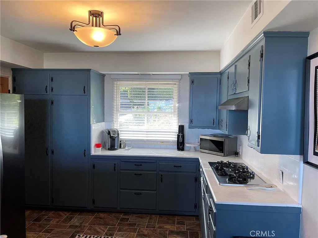 3 bed, 2386 sqft, $4,950 — Photo 4