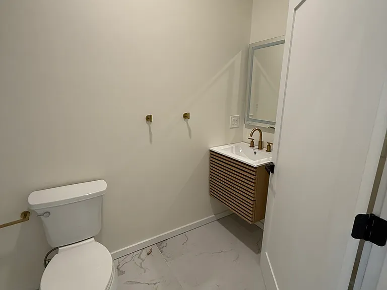 546 Saratoga St #2 — Photo 8
