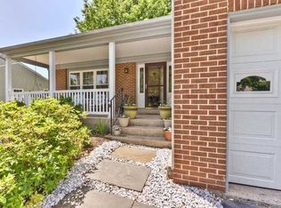 3306 Thorngate Dr, Herndon, VA 20171