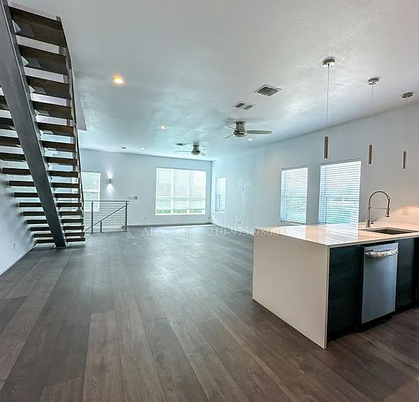 225 S Pine St #202 — Photo 6