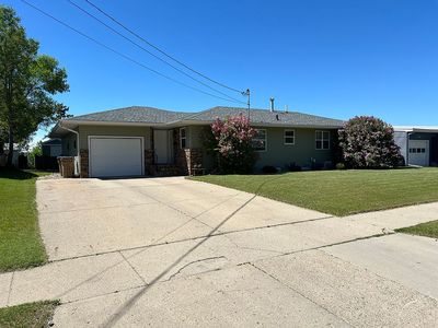 412 Hillcrest Dr, Minot, ND, 58703