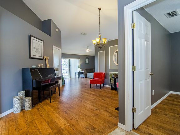 4th image of 461 Wellesly St
