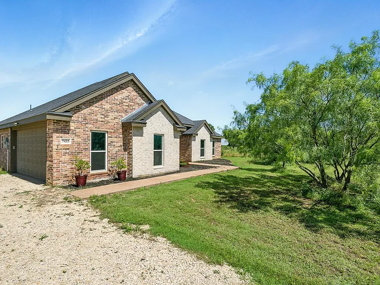 7433 FM 603 — Photo 3