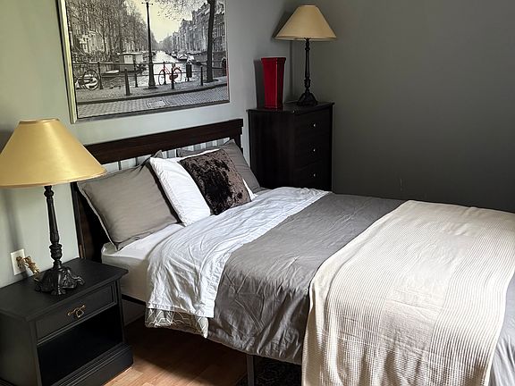 3rd image of 78 King St E #1