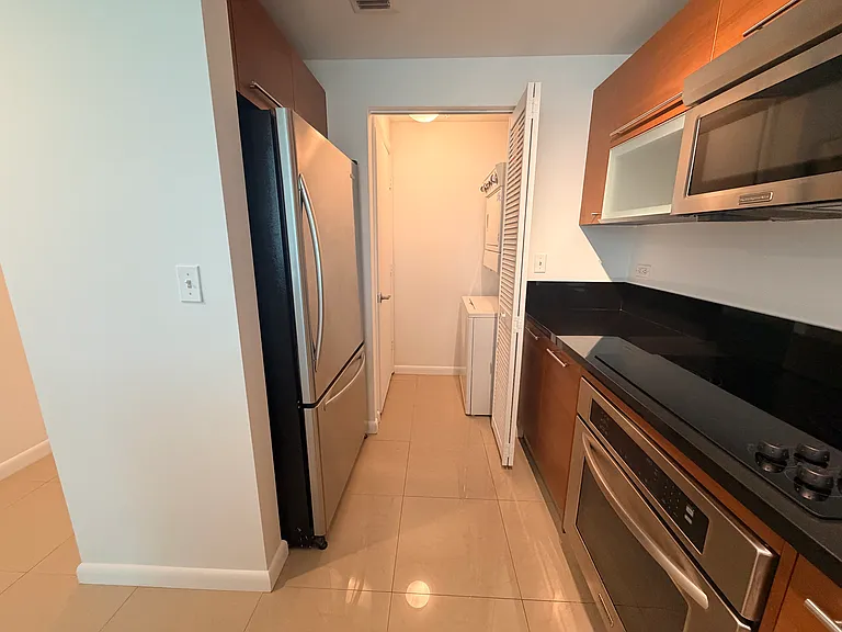 253 NE 2nd St #1006 — Photo 5