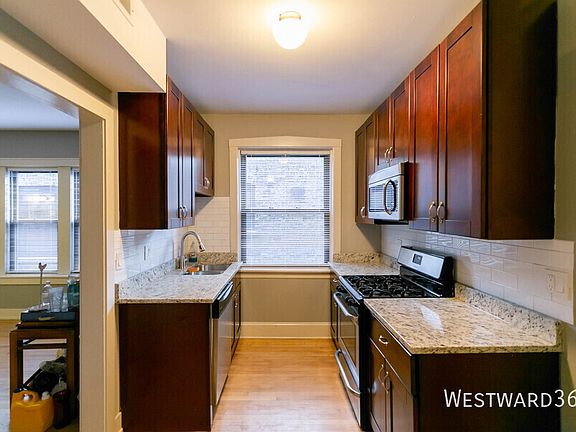 3rd image of 2030 W Berwyn Ave APT 2